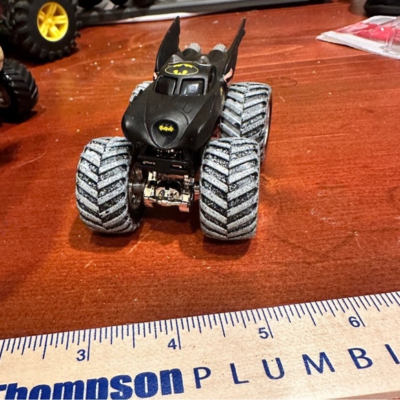 Monster Jam Batman Holiday Edition 1:64 - Picture 3 of 3